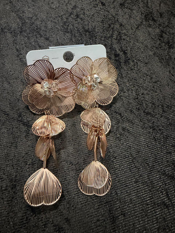 Rose gold floral earring