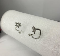 Floral pearl vine earring.