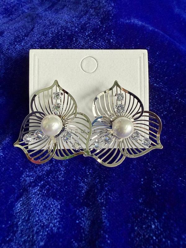 Silver pearl ear ring