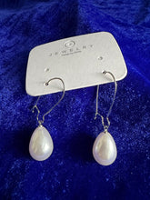 Silver tear drop pearl hanging.