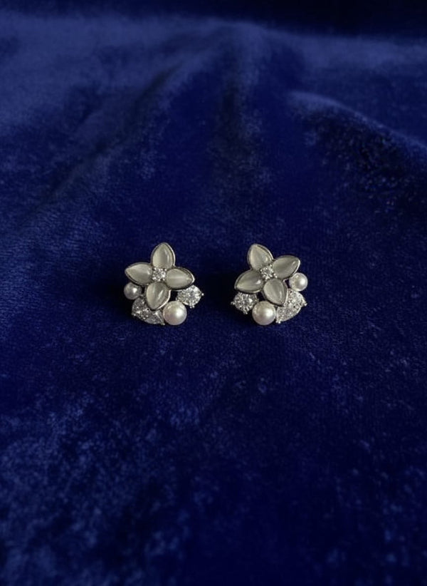 Cute pearl stone silver stud