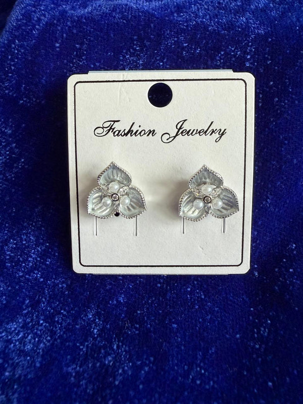 Fancy pearl ear stud